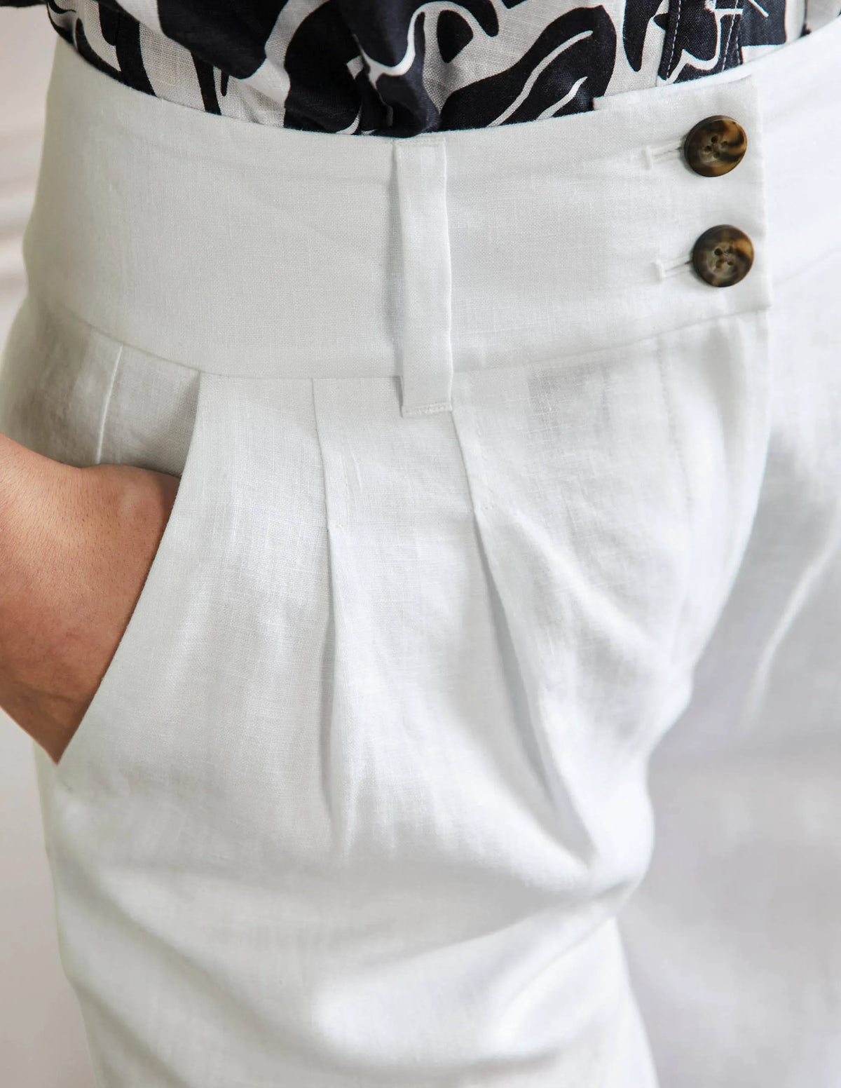 Linen Pleat Shorts-White