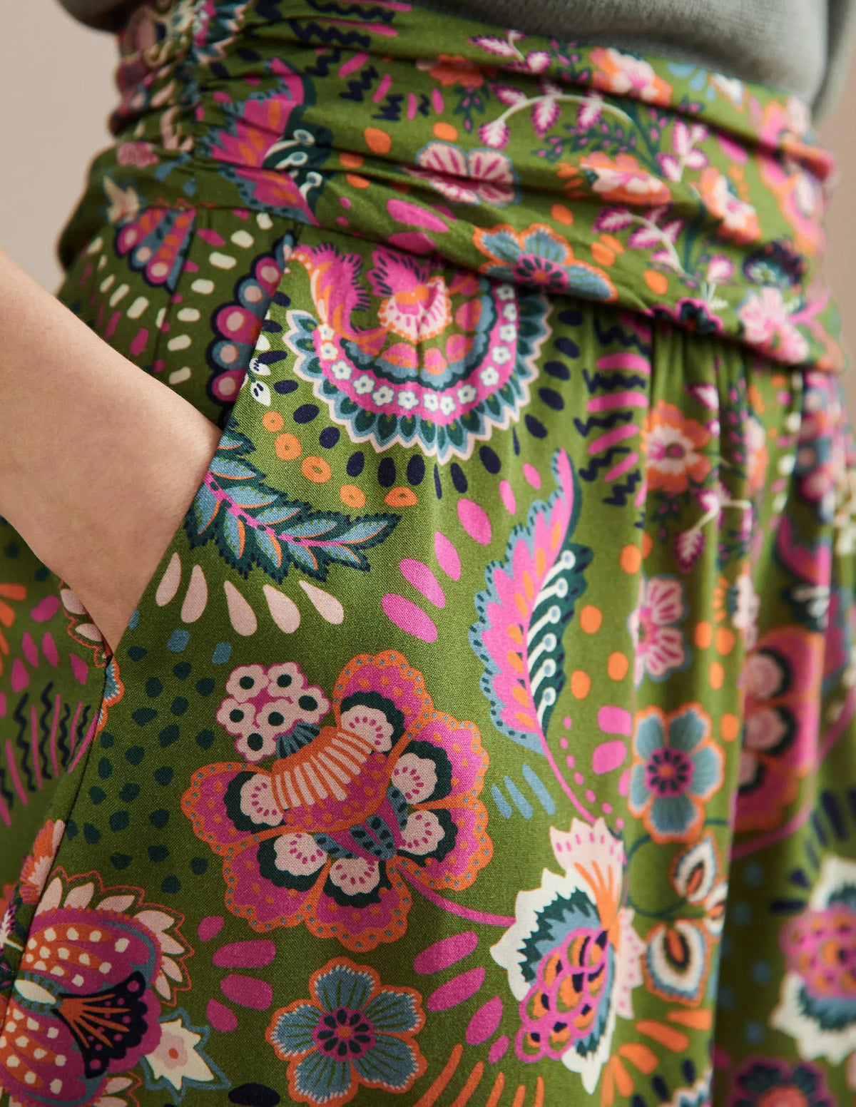 Ruched Waistband Shorts-Pea, Decorative Meadow