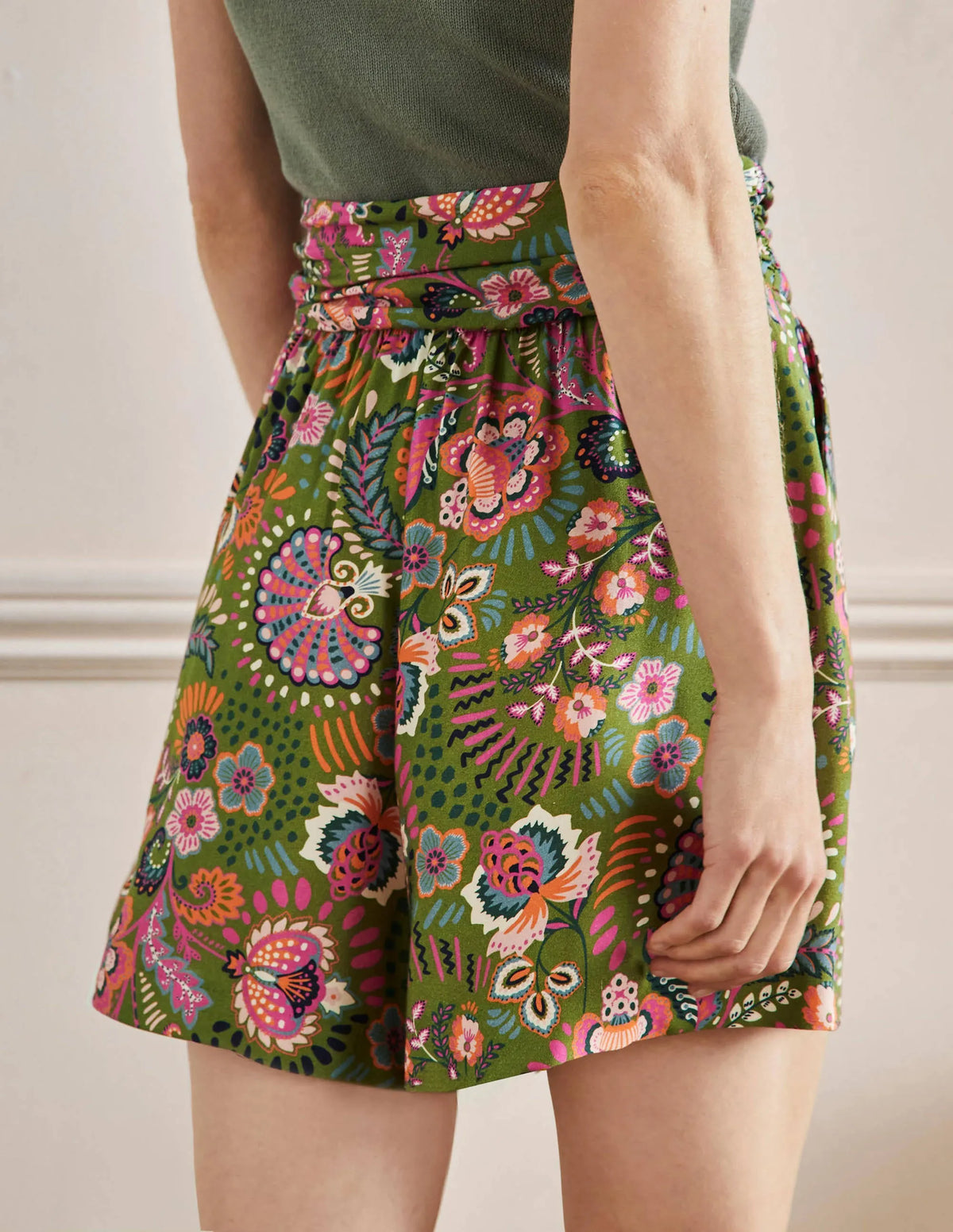 Ruched Waistband Shorts-Pea, Decorative Meadow