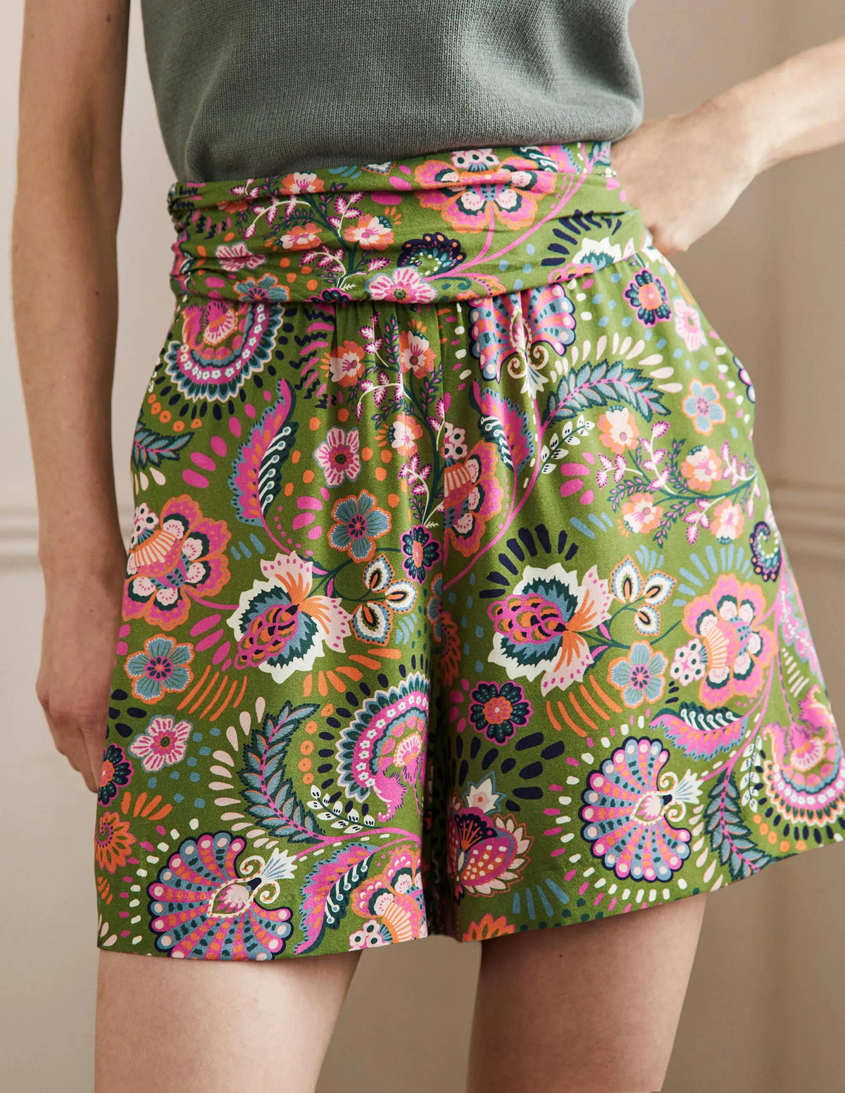 Ruched Waistband Shorts-Pea, Decorative Meadow