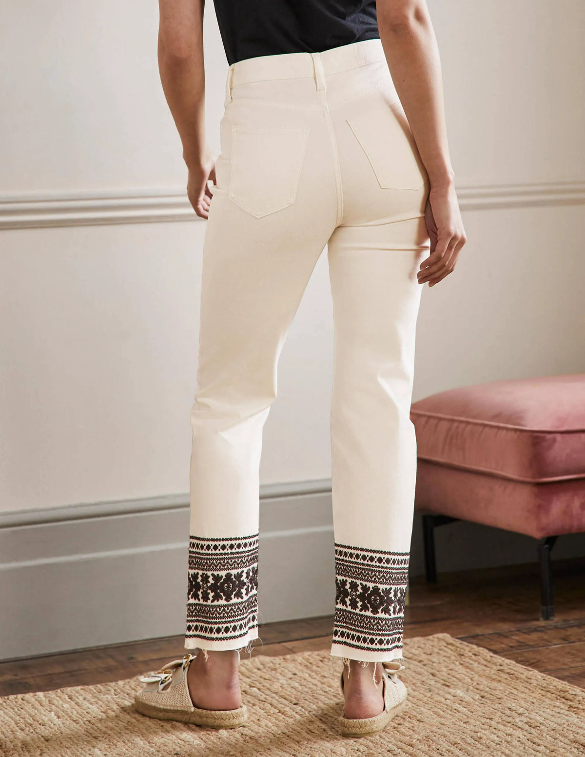 Relaxed Straight Jeans-Ecru/ Black Embroidery
