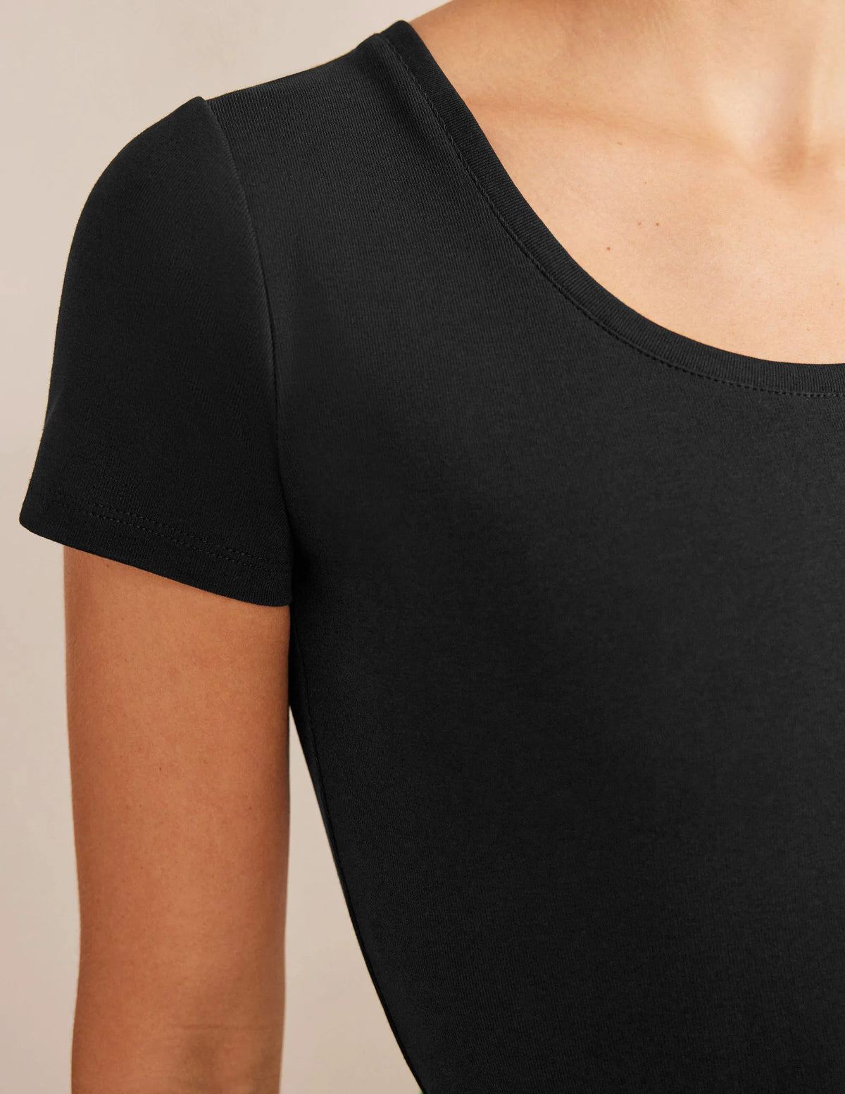 Essential Short Sleeve Tee-Black
